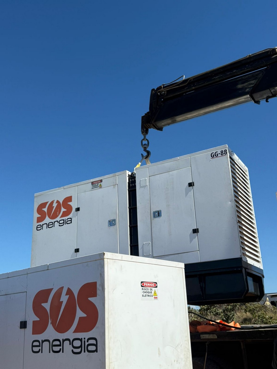 Gerador SOS sendo içado por guindaste